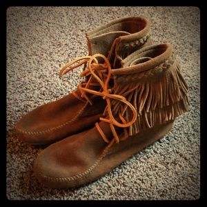 MINNETONKA BOOTIES SIZE 7
